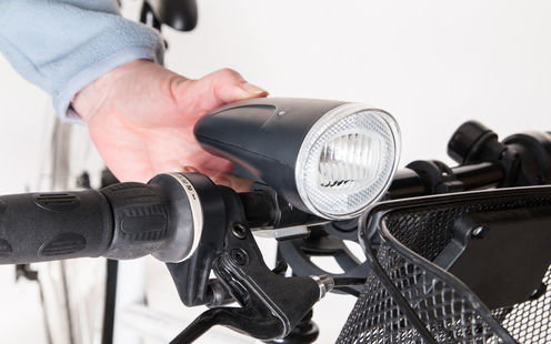 Conteggio del TCS: la metà dei monopattini e un terzo delle biciclette circolano senza illuminazione adeguata 