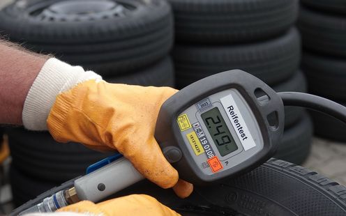 Test des pneus d’été 2024 : les moins performants freinent presque 7 mètres de plus sur chaussée mouillée