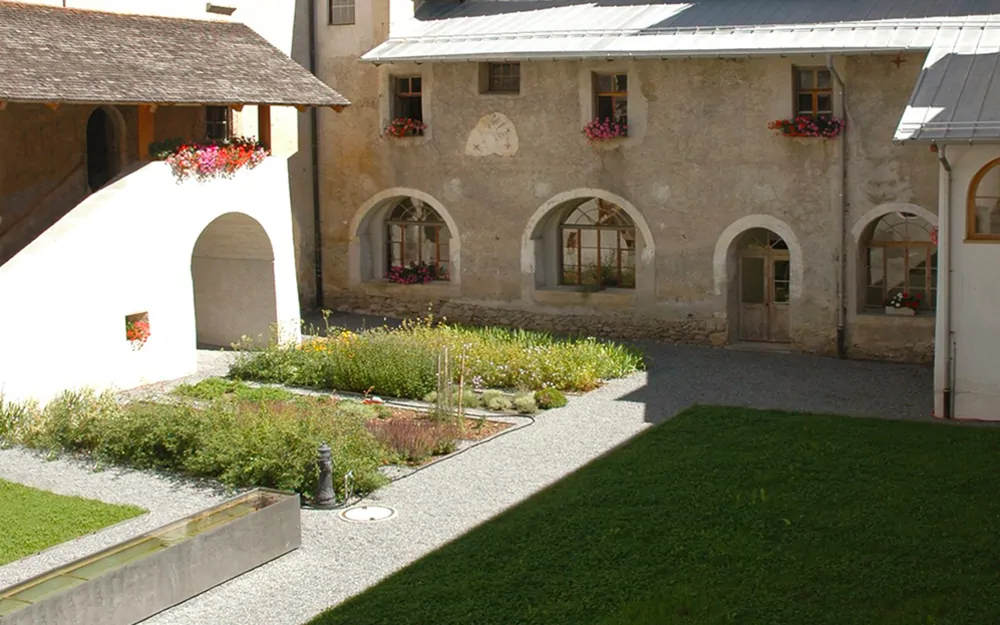 Cortile nord con il Museo Plantaturm / ©Stiftung Pro Kloster St. Johann in Müstair