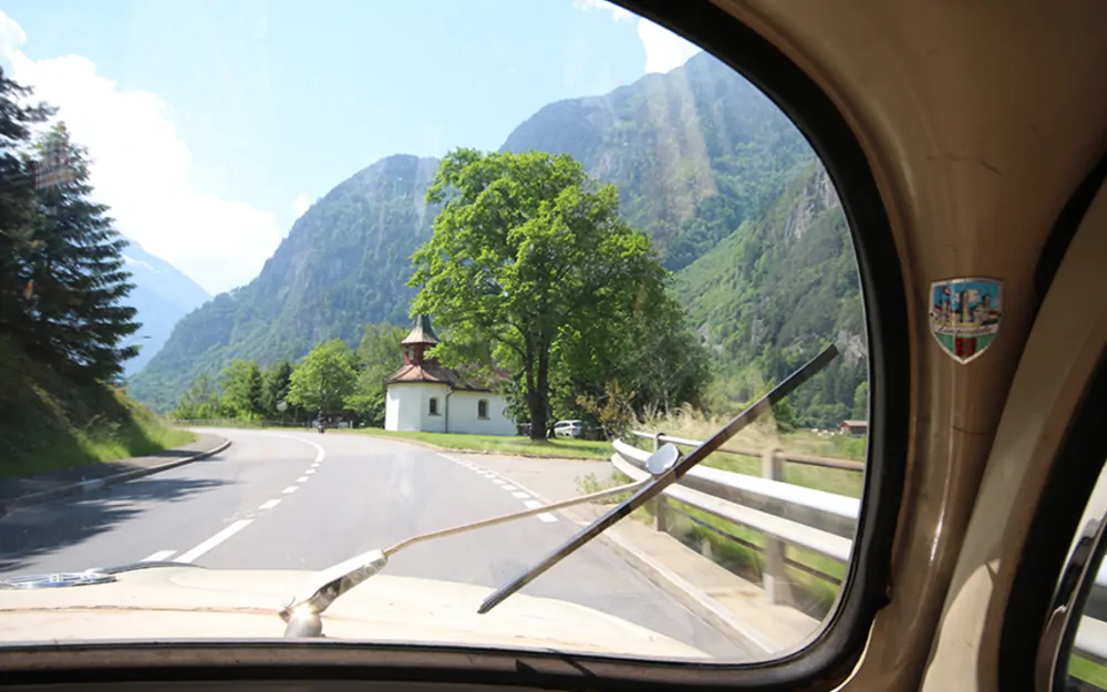 «An der ursprünglichen Strassenführung rechts hinter der Kapelle durch, rauschten wir prompt vorbei...»