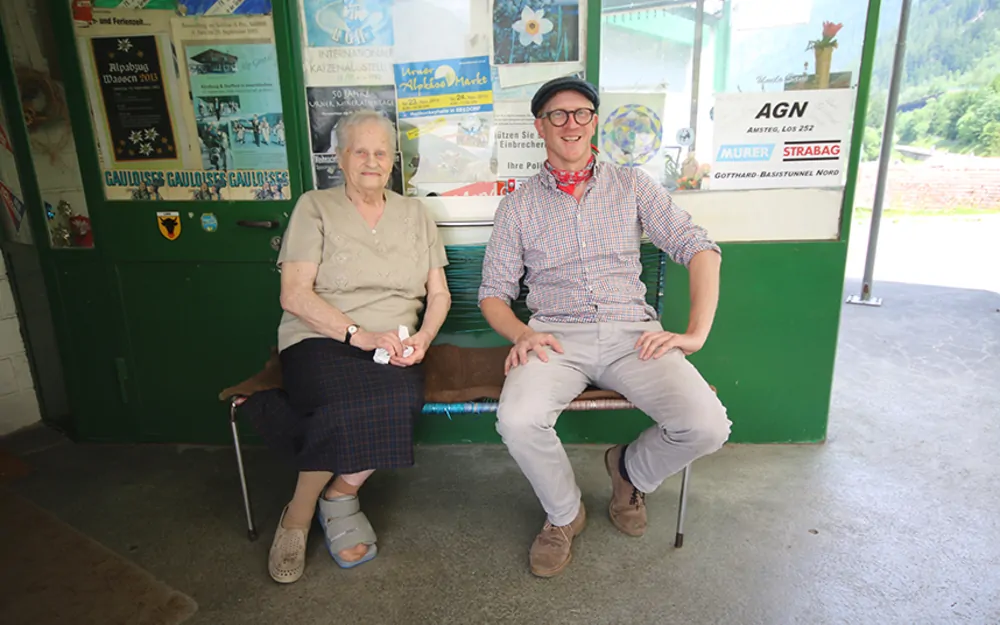 «Stern-Stunde: Käfer-Pilot Beat Schmitz trifft Frida Stern. Sie führt die Tankstelle in Gurtnellen mit bald 90 Jahren seit den Siebzigern.»