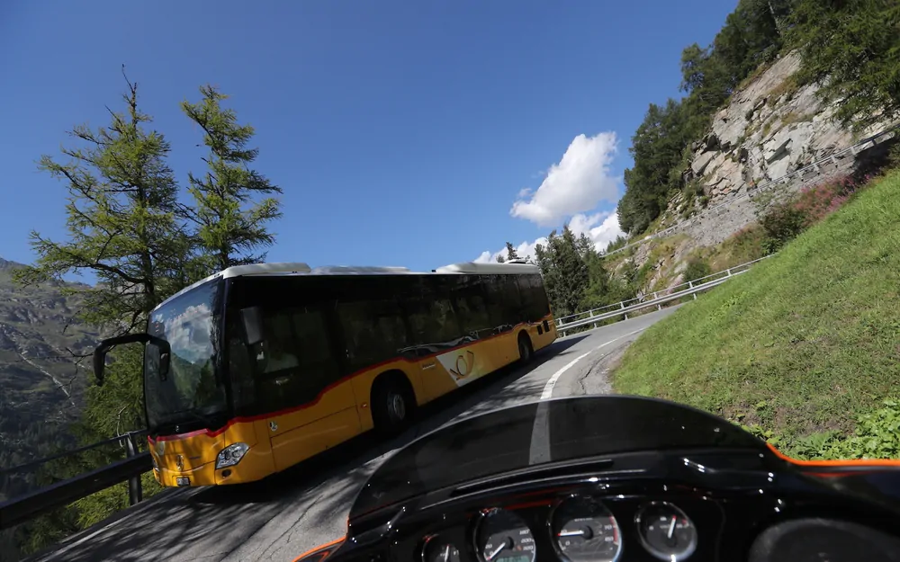 Attendre que le plus grand soit passé. Un car postal sur la Maloja. 