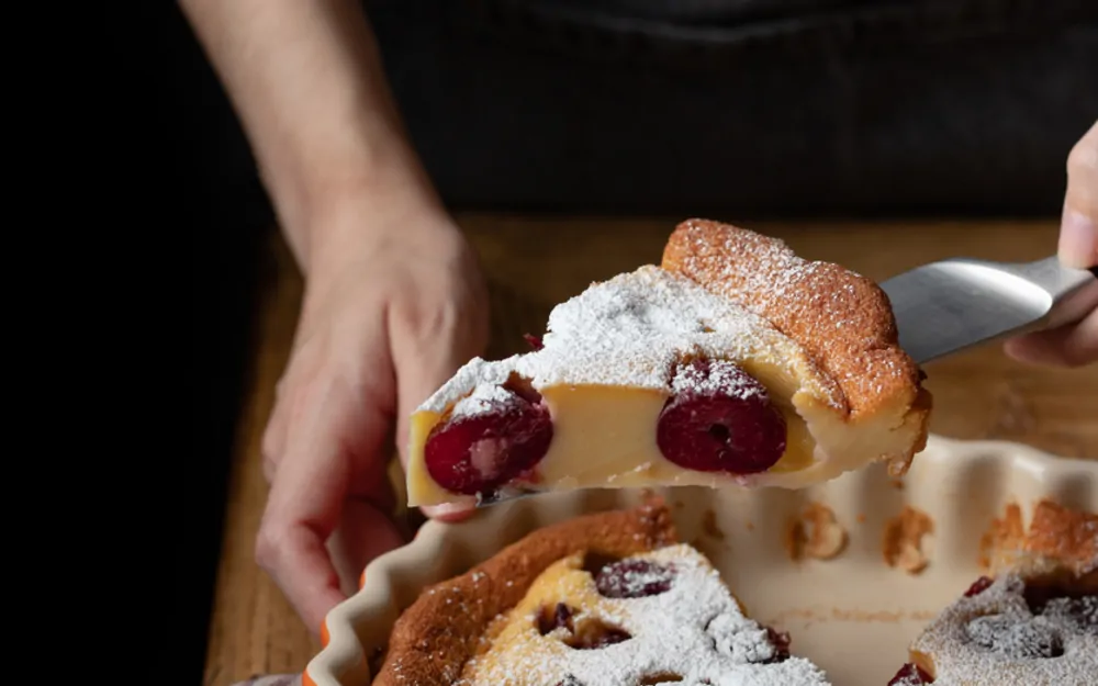 Dans le Limousin, on cultive des cerises noires depuis des siècles. C'est une bonne raison pour que ce soufflé sucré populaire contienne des fruits à noyau (qui ne sont pas dénoyautés). D'ailleurs, le clafoutis ne peut être appelé ainsi qu'avec des cerises.