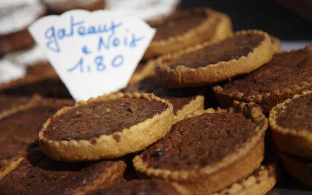 Une fois que l’on a goûté à ce gâteau traditionnel, on en redemande à coup sûr.Le mélange de noix, de beurre, d’œufs, de chocolat et de farine est trop bon. Il est facile d’apaiser la nostalgie du Périgord, car il est vite fait.