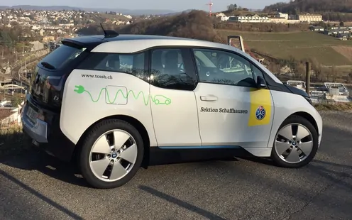 SH Verkehrspolizei unterwegs mit TCS e-Car