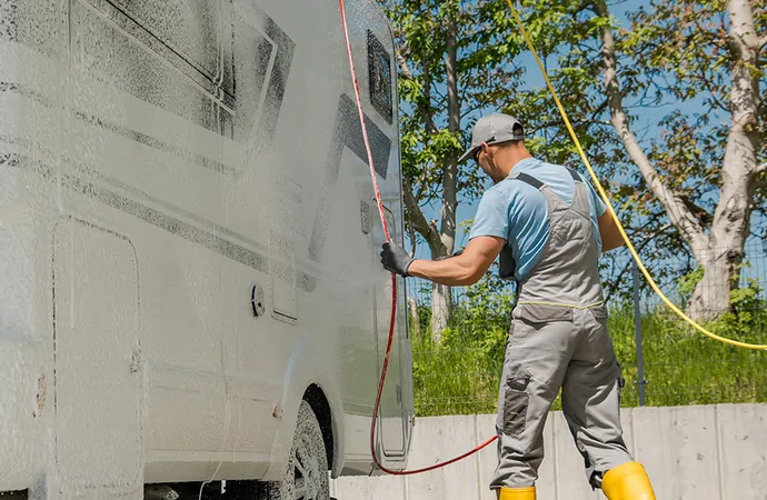 Wohnmobil und Wohnwagen korrekt einwintern