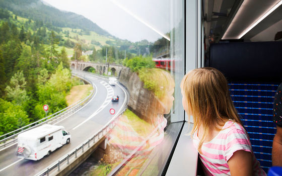 Mädchen reist im Zug und schaut aus dem Fenster