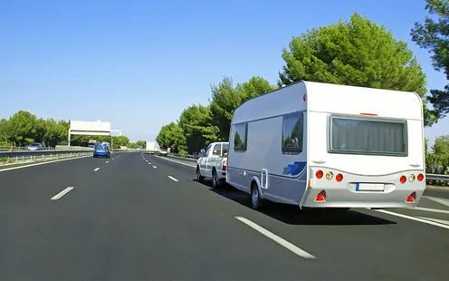 Tempo 100 mit Anhänger auf Schweizer Autobahnen