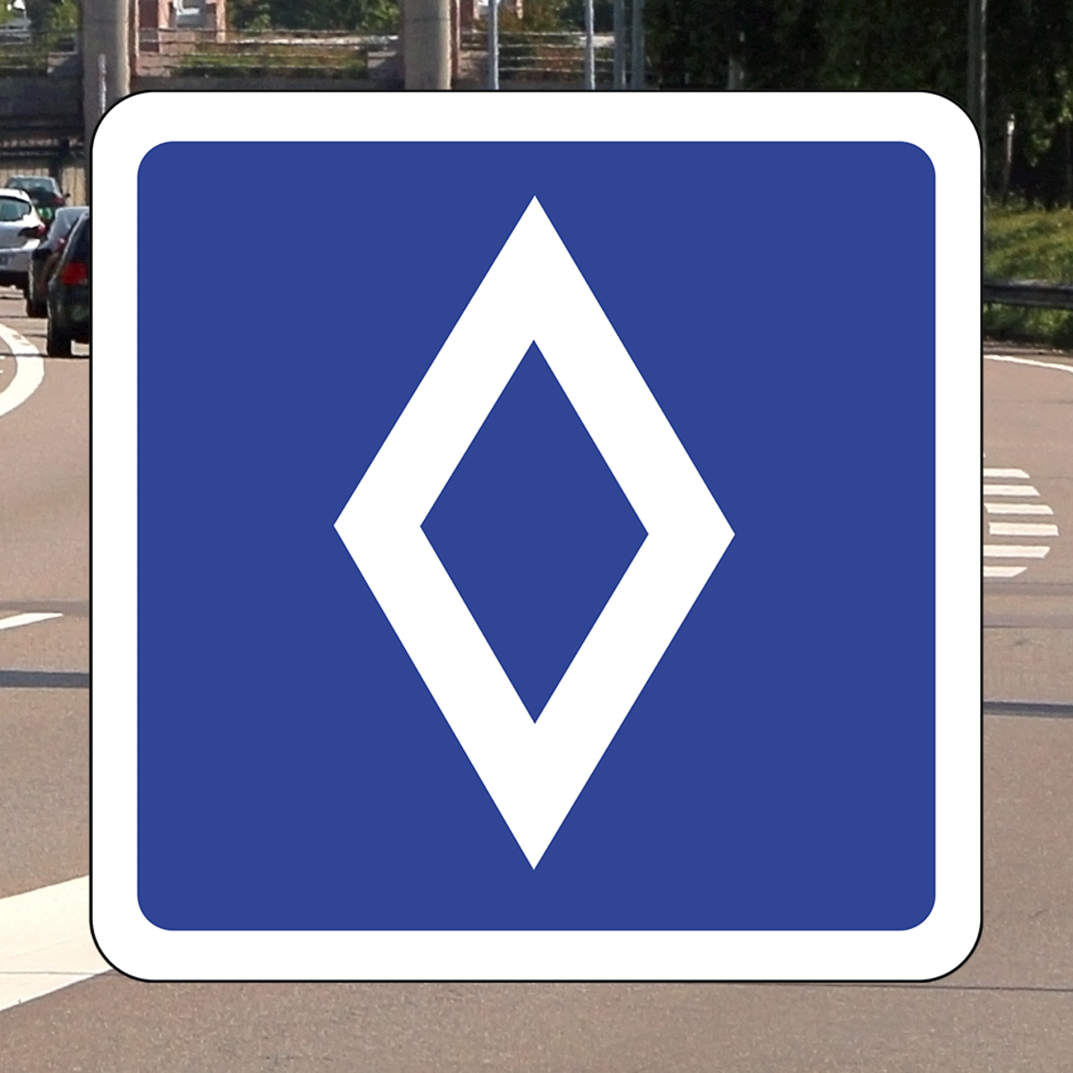 Panneau de signalisation : losange blanc sur fond bleu - TCS Suisse