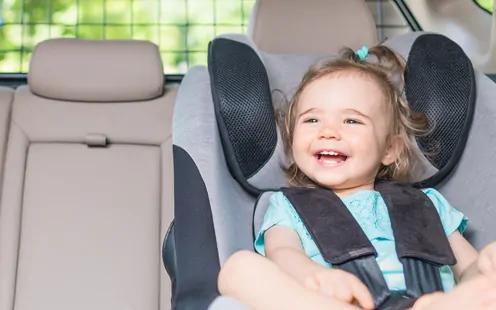 Seggiolino per bimbi e poggiatesta auto: come fare?