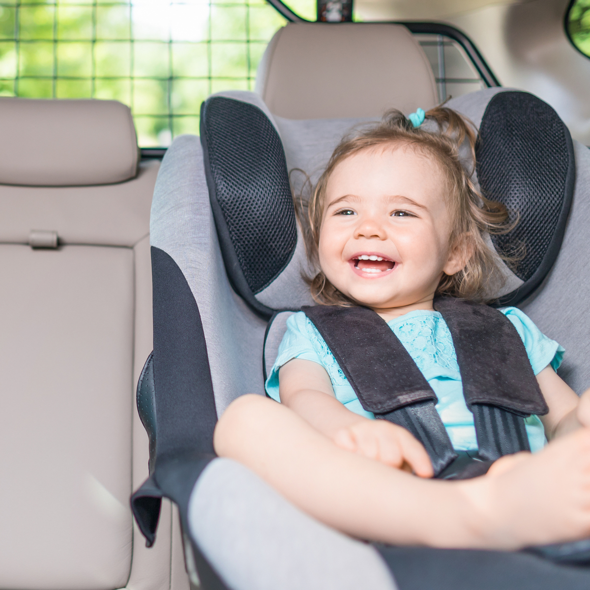 Kindersitze und Kopfstütze im Auto: wie geht man vor? - TCS Schweiz