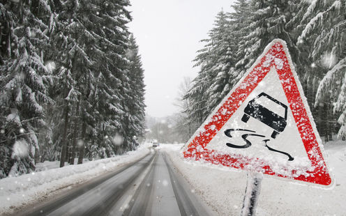 Conduire sur les routes hivernales : conseils du TCS