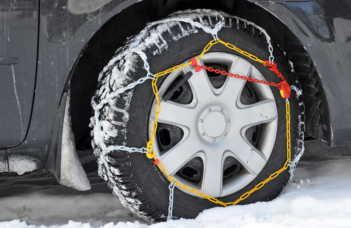 Chaînes à neige sur pneus d'été, fausse bonne idée