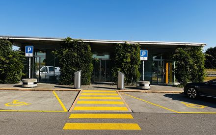 Aire de repos Hurst (Hindelbank): places de stationnement pour personnes en situation de handicap devant les installations sanitaires.
