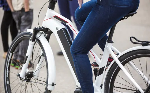 Ma fille de 14 ans peut-elle faire du vélo électrique (e-Bike) à mon insu ?