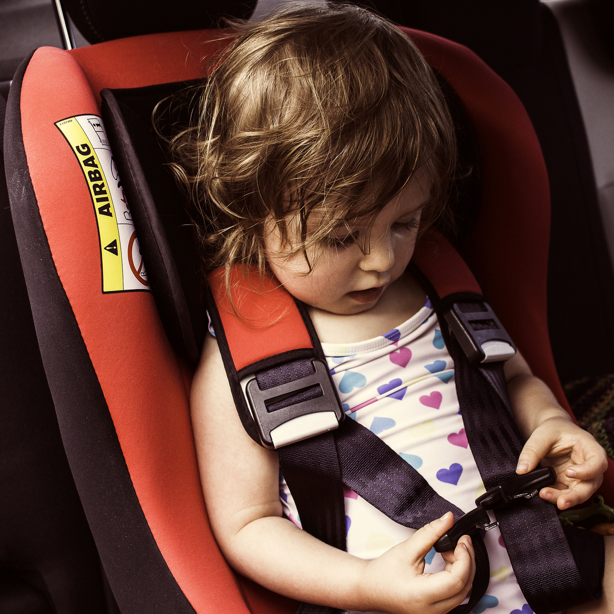 Mère Attachant La Ceinture De Sécurité Pour Son Petit Garçon Dans Son Siège  Auto. Sécurité Des Sièges D'auto Pour Enfants