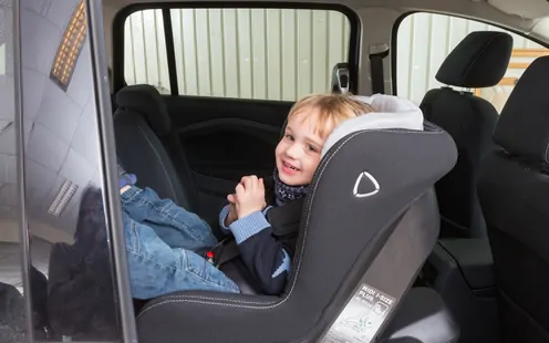 Allacciate i bambini in auto in modo corretto