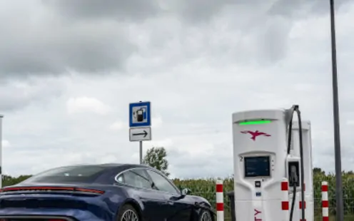 Recharge rapide sur les aires d’autoroute