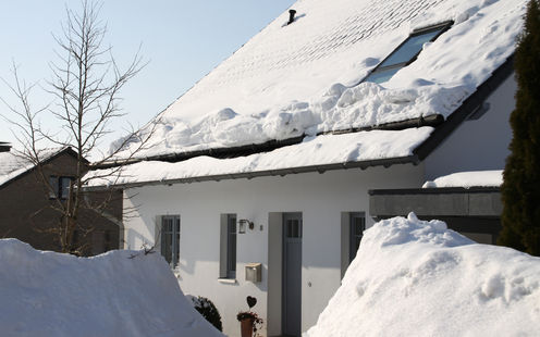 Muss ich mein Hausdach schneefrei halten?